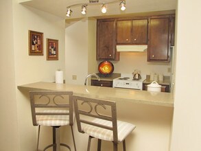 Oakbrook Apartments in Modesto, CA - Building Photo - Building Photo