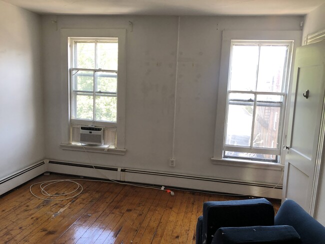 204 Wooster St, Unit Third Floor in New Haven, CT - Foto de edificio - Building Photo