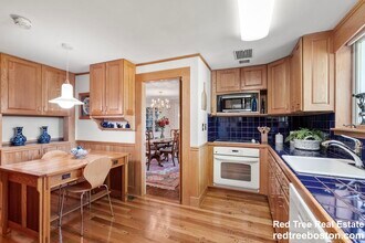 58 Country Club Rd in Newton, MA - Foto de edificio - Building Photo