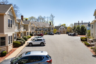 County Terrace Condos in Attleboro, MA - Foto de edificio - Building Photo