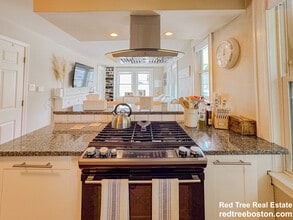 21 Town Hill St in Quincy, MA - Foto de edificio - Building Photo