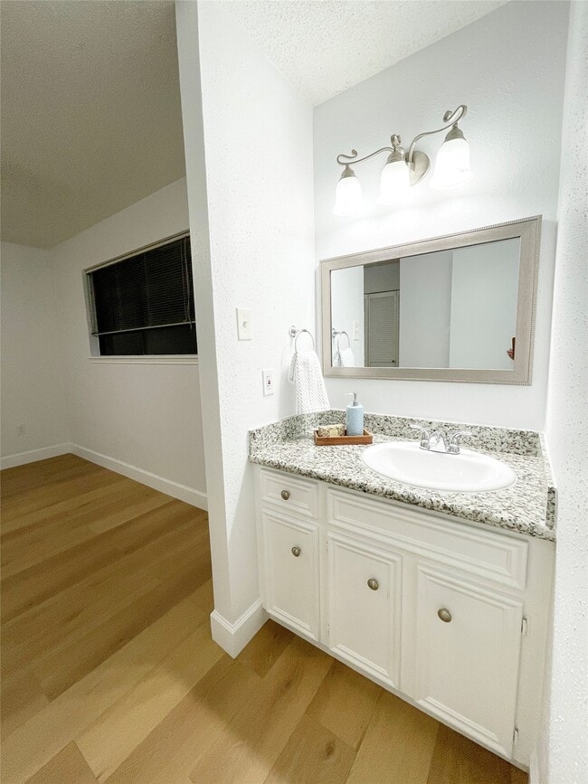 13716 Hollowgreen Dr