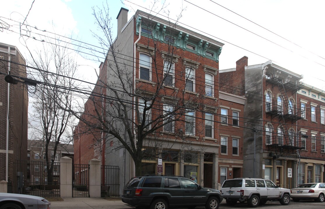 1330 Walnut St in Cincinnati, OH - Building Photo