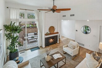 13232 Fiji Way in Marina Del Rey, CA - Foto de edificio - Building Photo