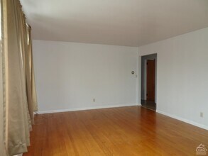 32 Parkwood Blvd in Hudson, NY - Building Photo - Building Photo