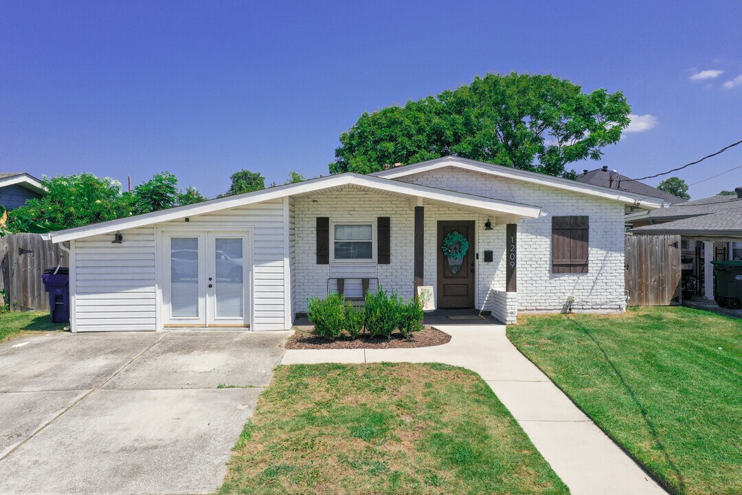 1209 Hymelia Ave in Metairie, LA - Building Photo