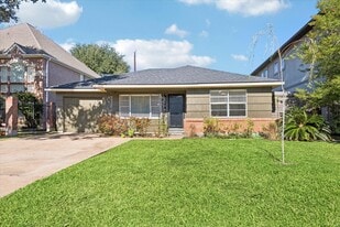 4404 Vivian St in Bellaire, TX - Building Photo