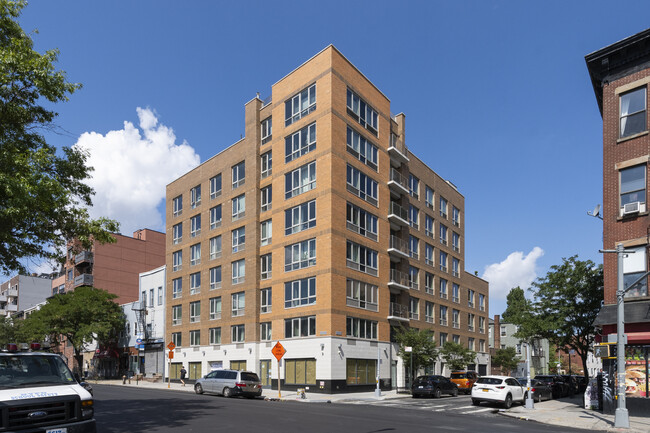 885 Grand St in Brooklyn, NY - Foto de edificio - Primary Photo