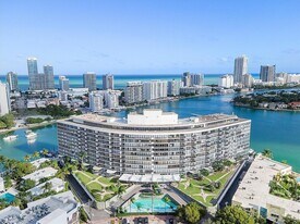 900 Bay Dr, Unit 1009 in Miami, FL - Building Photo