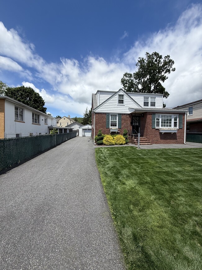 60 E Maltbie Ave, Unit Suffern in Suffern, NY - Building Photo - Building Photo