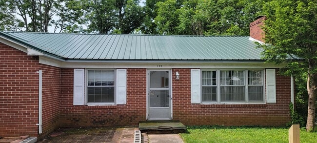 129 Gracey Hts in Sparta, TN - Foto de edificio - Building Photo