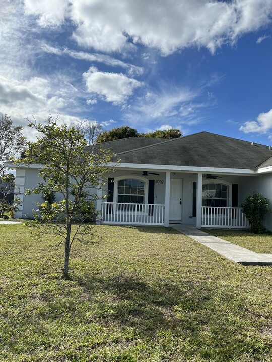 4082 SW Cheribon St in Port St. Lucie, FL - Foto de edificio