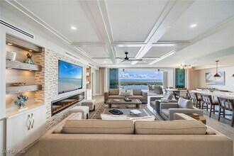 13945 Old Coast Rd in Naples, FL - Foto de edificio - Building Photo