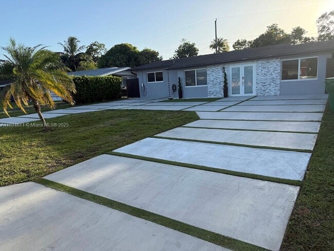 2612 Acapulco Dr in Miramar, FL - Building Photo - Building Photo