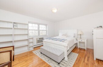 26 Layton Ave in Southampton, NY - Building Photo - Building Photo