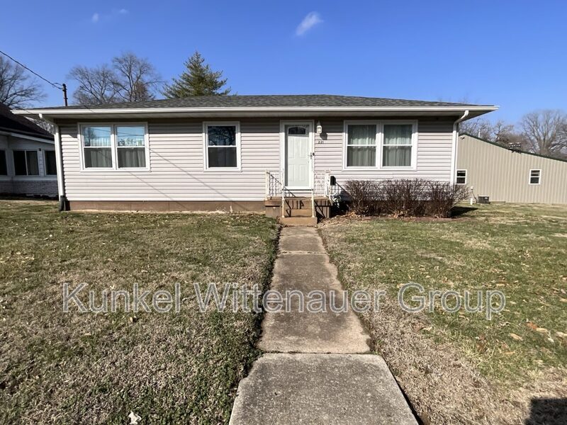 221 Gilbert St in Belleville, IL - Building Photo