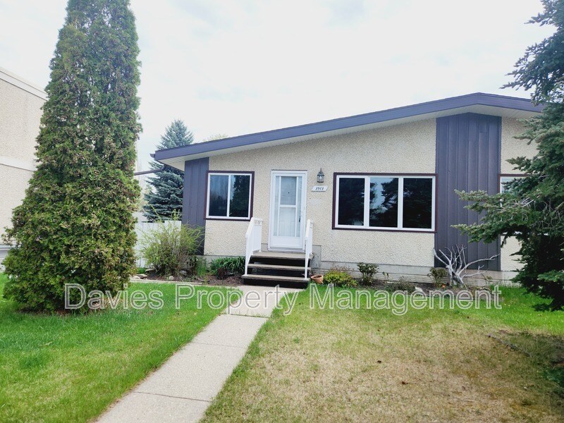 3913-115A 115a St NW in Edmonton, AB - Building Photo