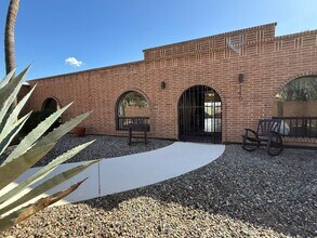 1402 E Big Rock Rd in Tucson, AZ - Foto de edificio - Building Photo