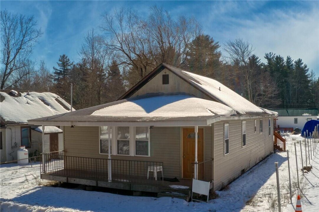 10 Maple Ave N in Fallsburg, NY - Foto de edificio