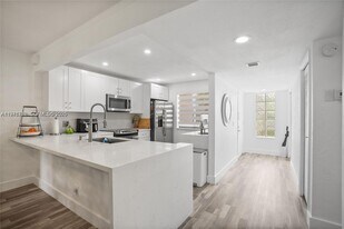 380 Racquet Club Rd, Unit 204 in Weston, FL - Building Photo