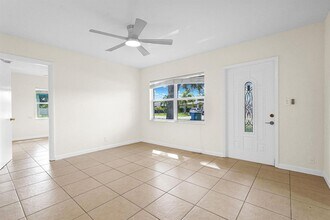 261 NE 45th St in Oakland Park, FL - Foto de edificio - Building Photo