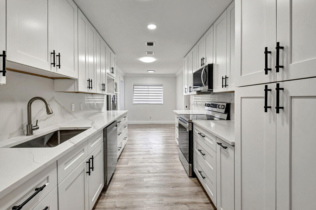 4705 Fountains Dr S in Greenacres, FL - Building Photo