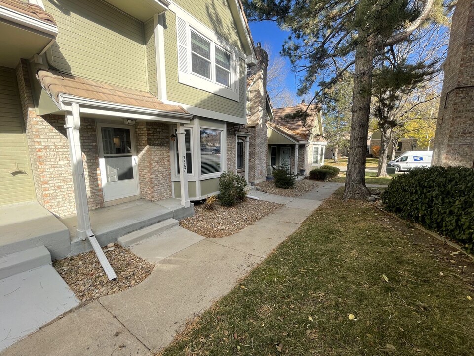 2367 Ranch Dr in Westminster, CO - Building Photo