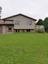 502 Prairie Ln, Unit B in Hudson, WI - Foto de edificio - Building Photo