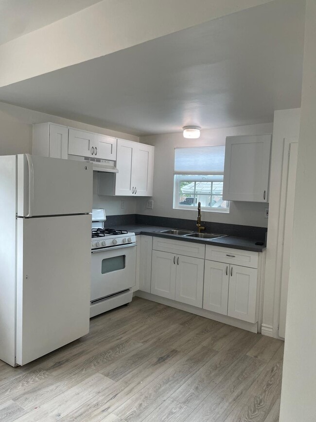 3660 Roosevelt St, Unit B