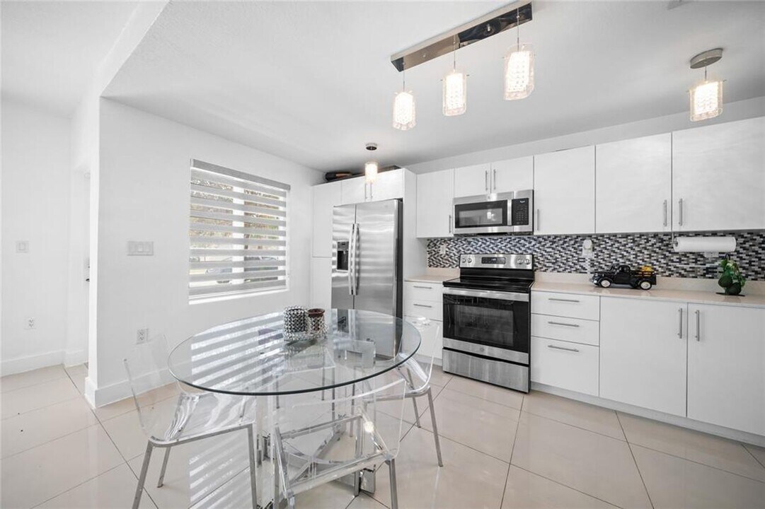 14474 SW 259th St in Princeton, FL - Building Photo