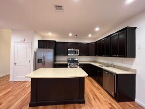 50 Sintsink Dr E in Port Washington, NY - Building Photo - Building Photo