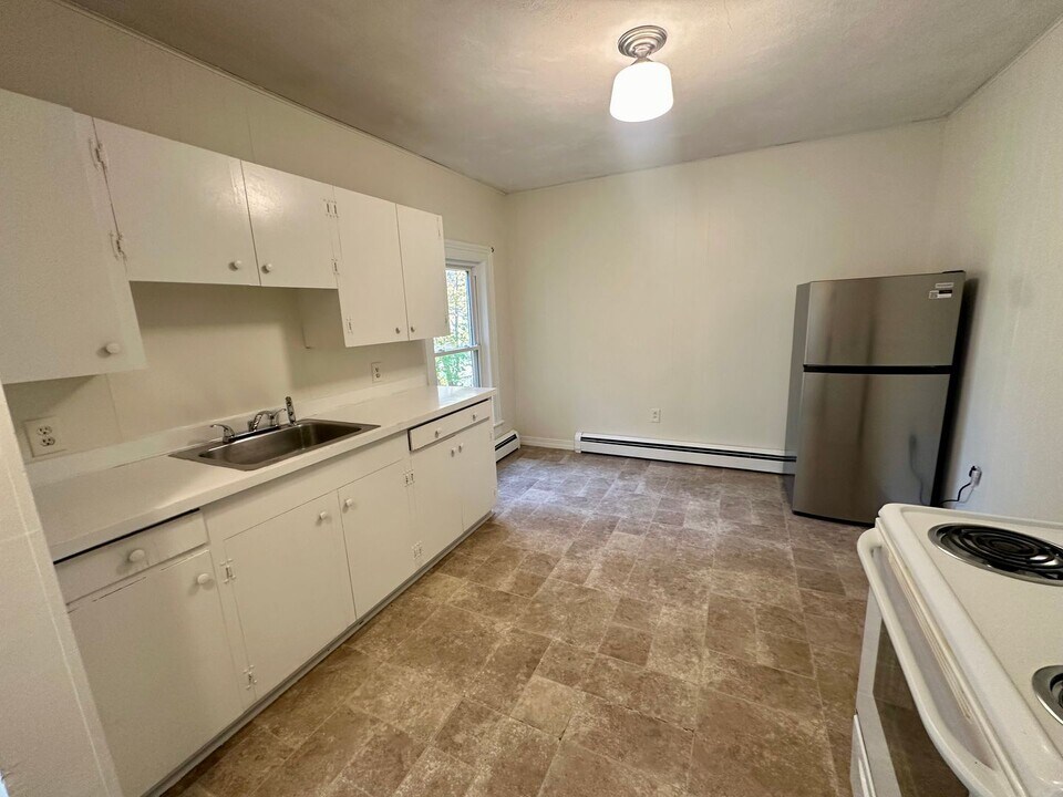 695 Cape St-Unit -3 in Lee, MA - Building Photo