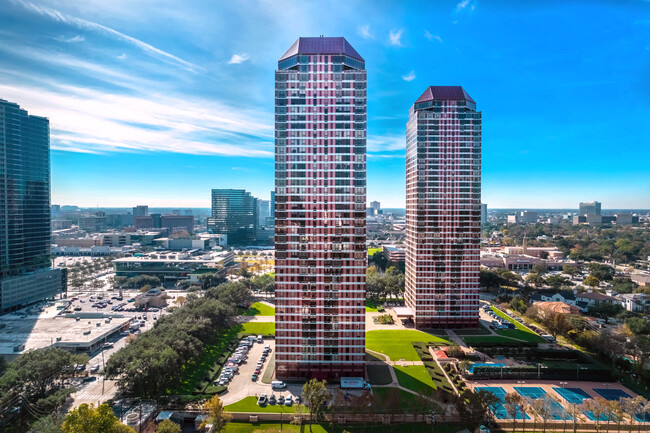 Four Leaf Towers (West Tower) in Houston, TX - Foto de edificio - Building Photo