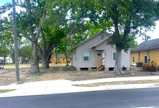 907 E Jackson St in El Campo, TX - Building Photo - Building Photo