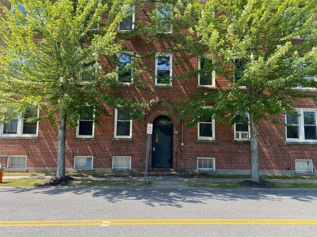 726 E Main St, Unit I in Riverhead, NY - Building Photo - Building Photo
