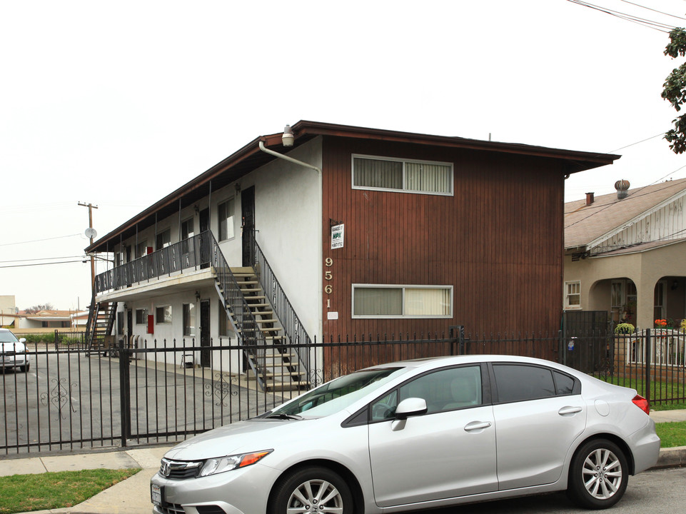 9561 Los Angeles St in Bellflower, CA - Building Photo