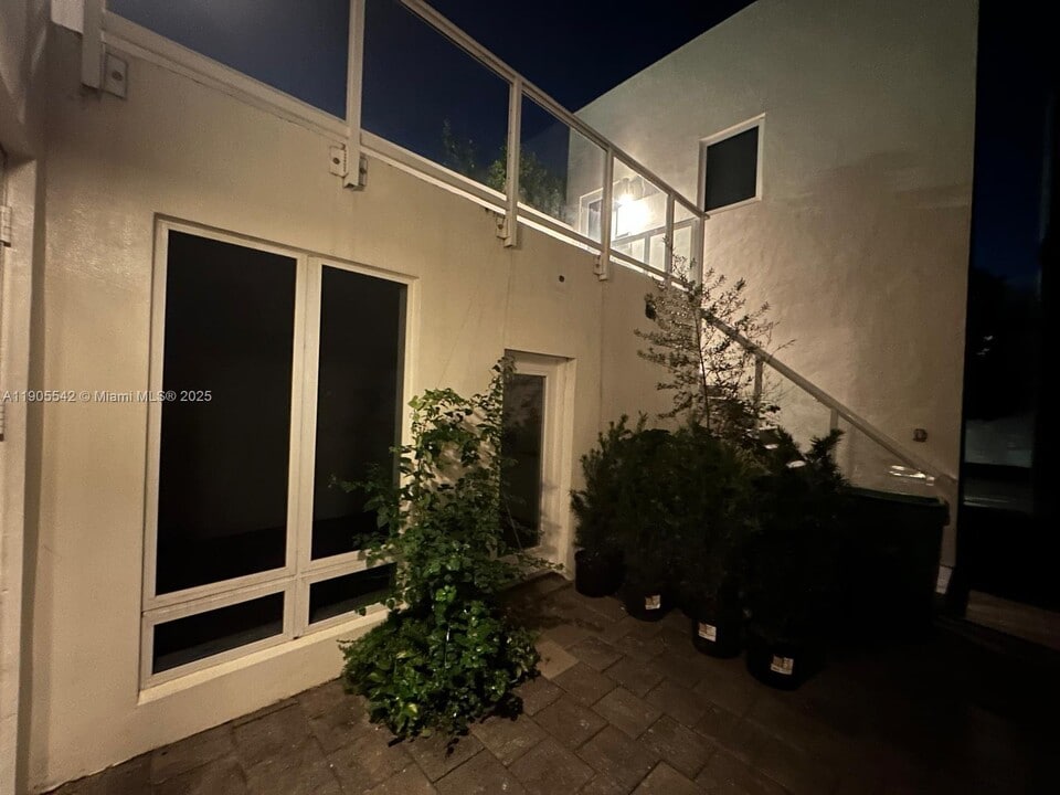 10330 NW 66th St in Doral, FL - Building Photo