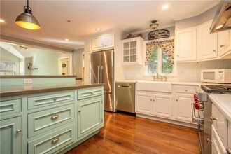 306 Quaker Rd in Chappaqua, NY - Building Photo - Building Photo
