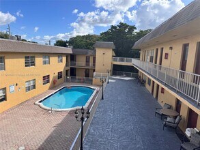 6840 Pembroke Rd in Miramar, FL - Foto de edificio - Building Photo