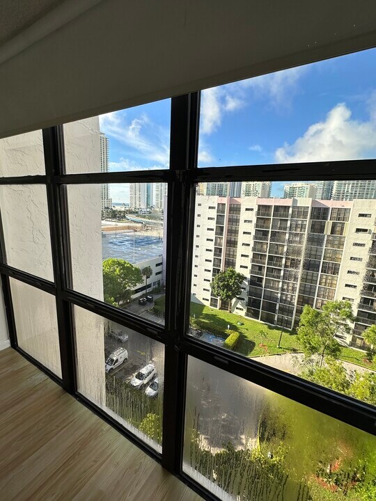 17001 N Bay Rd, Unit 1027 in Sunny Isles Beach, FL - Building Photo