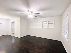 832 S Anderson St in Angleton, TX - Building Photo - Building Photo