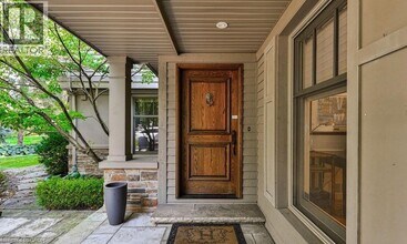 250 Dalewood Dr in Oakville, ON - Building Photo - Building Photo