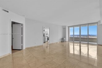 848 Brickell Key Dr, Unit 2602 in Miami, FL - Building Photo - Building Photo