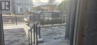 5105 Hurontario St in Mississauga, ON - Building Photo