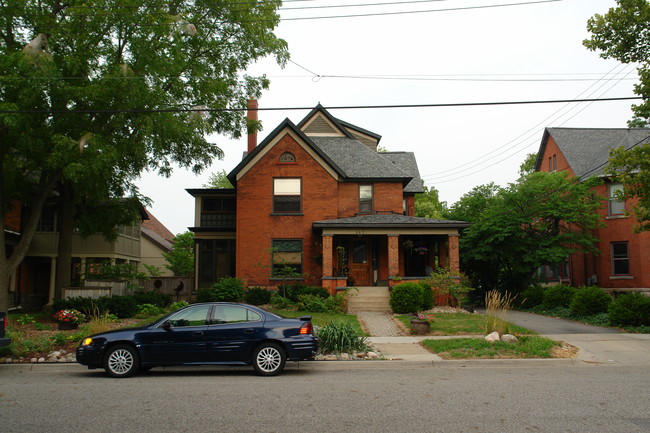 307 N Sycamore St in Lansing, MI - Building Photo - Building Photo