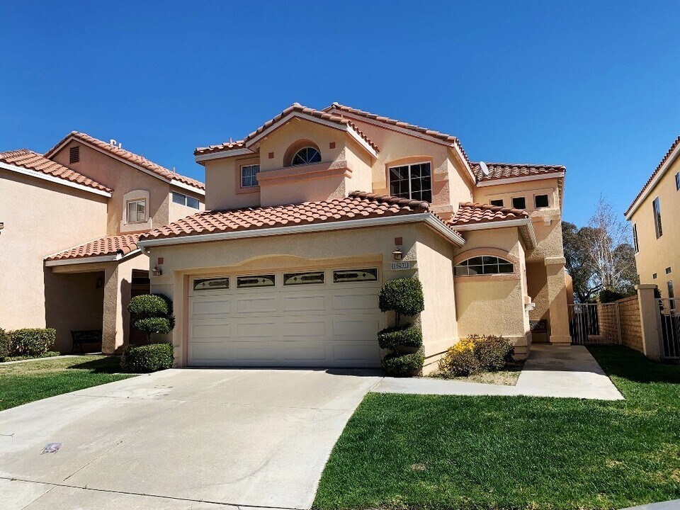19431 San Marino Ct in Santa Clarita, CA - Building Photo