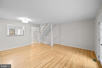 8640 Dellway Ln in Vienna, VA - Building Photo - Building Photo