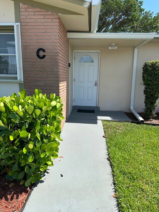 2590 Barkley Dr E in West Palm Beach, FL - Building Photo
