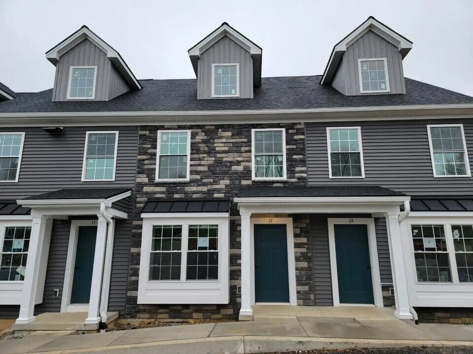 17 Burk Ct in Womelsdorf, PA - Building Photo