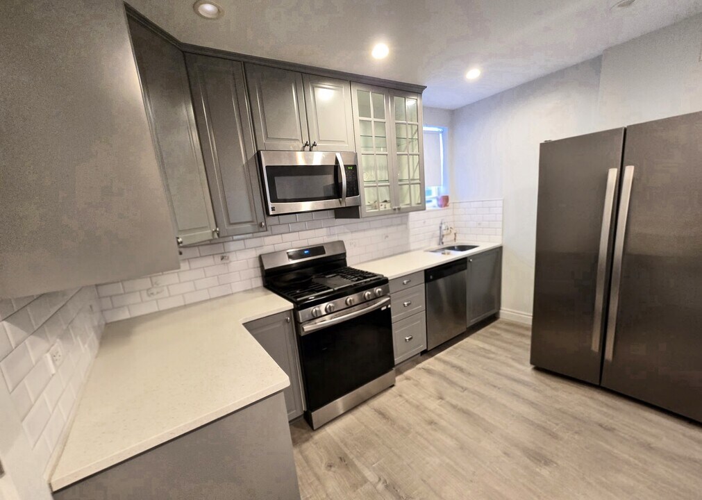 2210 Fitzwater St, Unit 2nd Fl in Philadelphia, PA - Building Photo